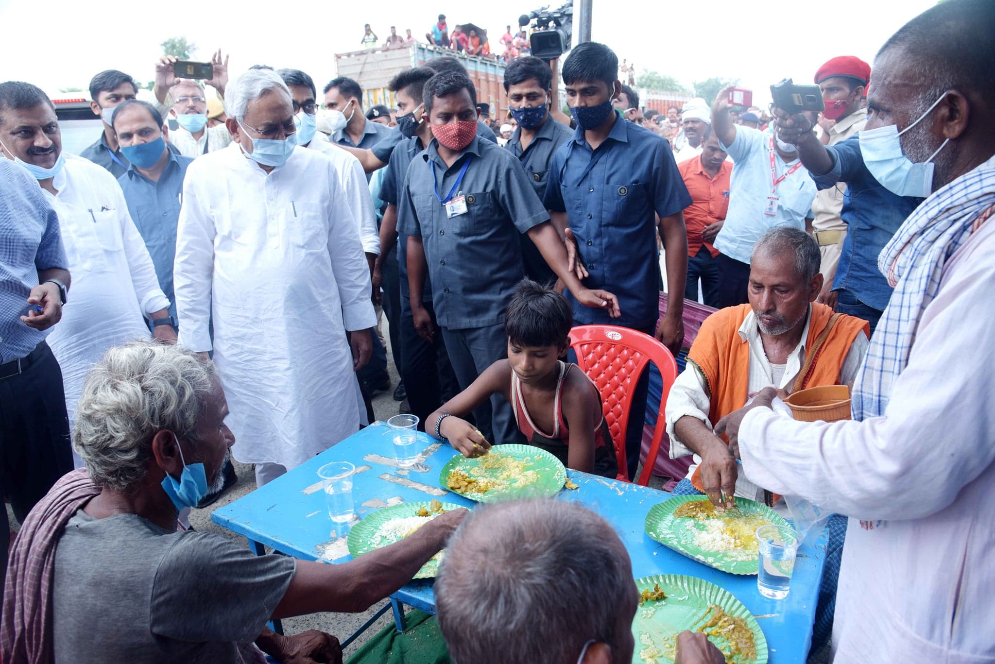 बाढ़ग्रस्त लोगों से मिलने सारण पहुंचे नीतीश कुमार, सामुदायिक रसोई से लेकर बांधों की सुरक्षा तक का लिया जायजा