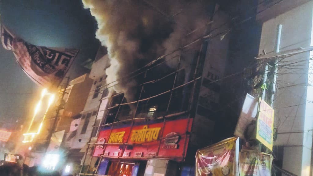 आरा में कपड़े की दुकान में लगी भीषण आग, दुकान में लगे शीशे हुए ब्लास्ट, करोड़ों का हुआ नुकसान