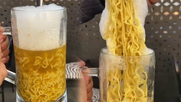 Beer Maggi पर दिल्ली के रेस्टोरेंट की यूजर्स ने लगाई क्लास, पूछा- Khale Ya Peele?, देखिए VIDEO