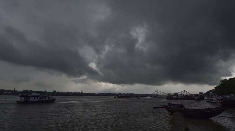Cyclone Yaas Updates : डीप डिप्रेशन में बदला यास, तेजी से बढ़ रहा बंगाल और ओडिशा के तटीय इलाके की ओर, 150-180 किलोमीटर प्रति घंटे की रफ्तार से चलेंगी हवाएं