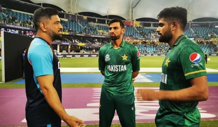 IND v PAK: हार के बाद विराट कोहली, एमएस धोनी ने पाक खिलाड़ियों से की बात, देखें दिल जीतने वाली तस्वीरें