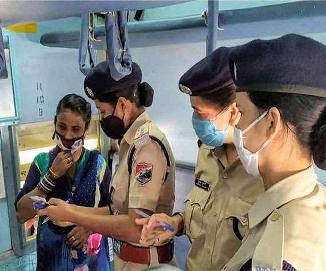 नशे में धुत सेना के जवान ने ट्रेन में महिला पुलिस का किया पीछा, हथियार छीनने लगा तो भिड़ी, और फिर...