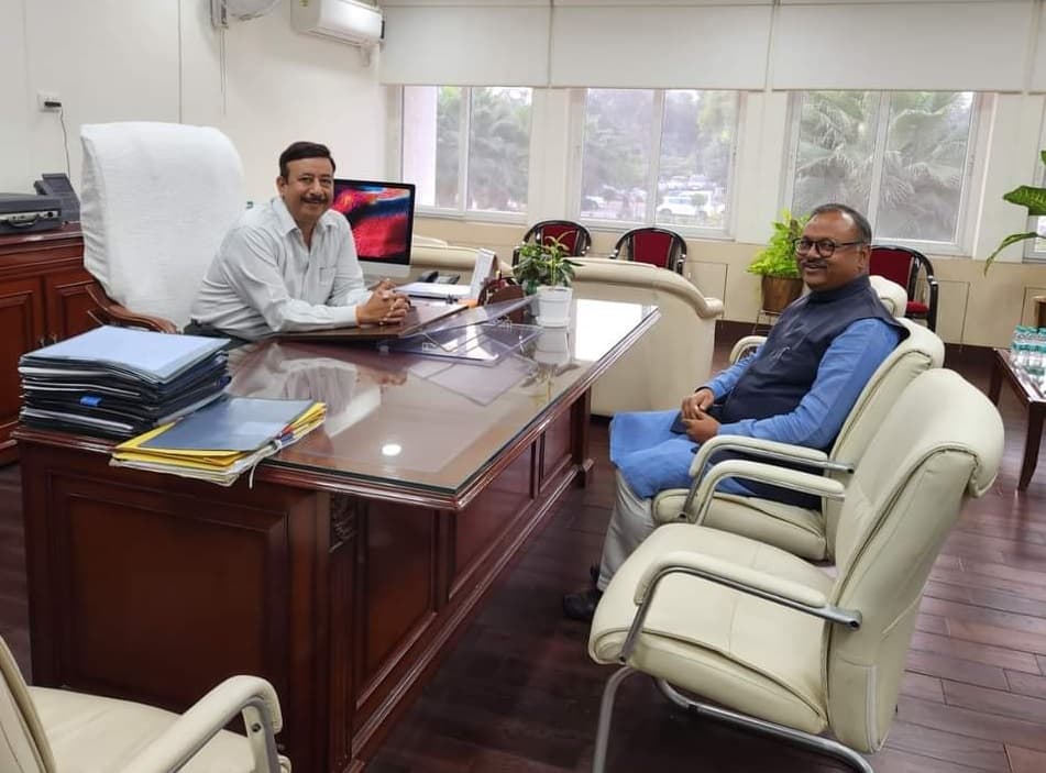 झारखंड : बोकारो में मेडिकल कॉलेज का निर्माण जल्द होगा शुरू, विकास आयुक्त से मिले विधायक