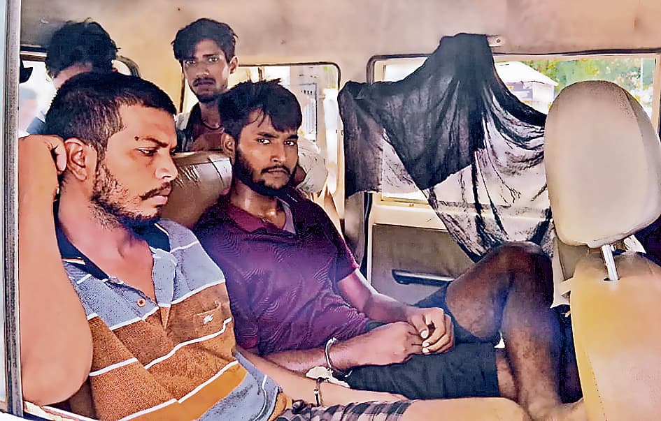 गोपालगंज पुलिस को बालाहाता गोलीकांड में मिली बड़ी सफलता, सीवान और यूपी के चार अपराधी हथियार के साथ गिरफ्तार गोपालगंज पुलिस को बालाहाता गोलीकांड में मिली बड़ी सफलता, सीवान और यूपी के चार अपराधी हथियार के साथ गिरफ्तार