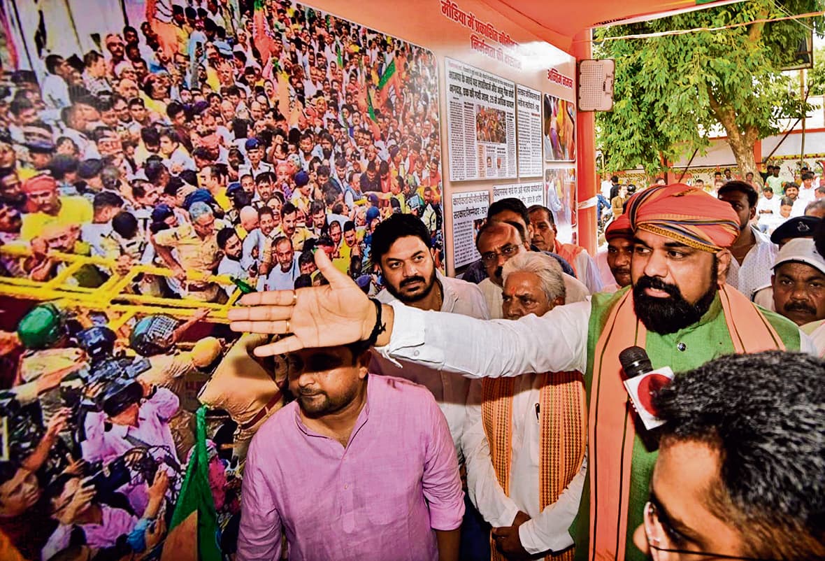 बिहार में भाजयुमो का हस्ताक्षर अभियान शुरू, सम्राट चौधरी बोले- लाठी गोली की सरकार को कलम से जवाब देगा बिहार बिहार में भाजयुमो का हस्ताक्षर अभियान शुरू, सम्राट चौधरी बोले- लाठी गोली की सरकार को कलम से जवाब देगा बिहार