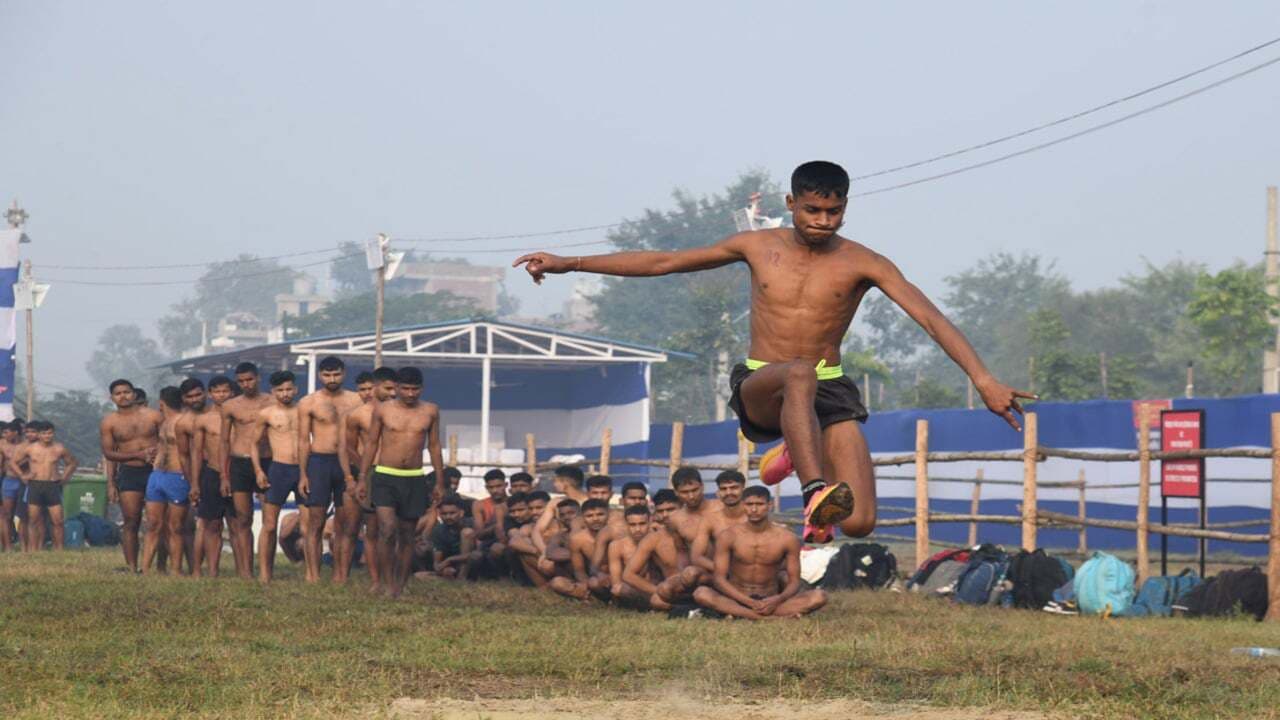 पटना में अग्निवीर बहाली की देखिए PHOTOS, 1600 मीटर दौड़ने के बाद करना होता है इन बाधाओं को भी पार..