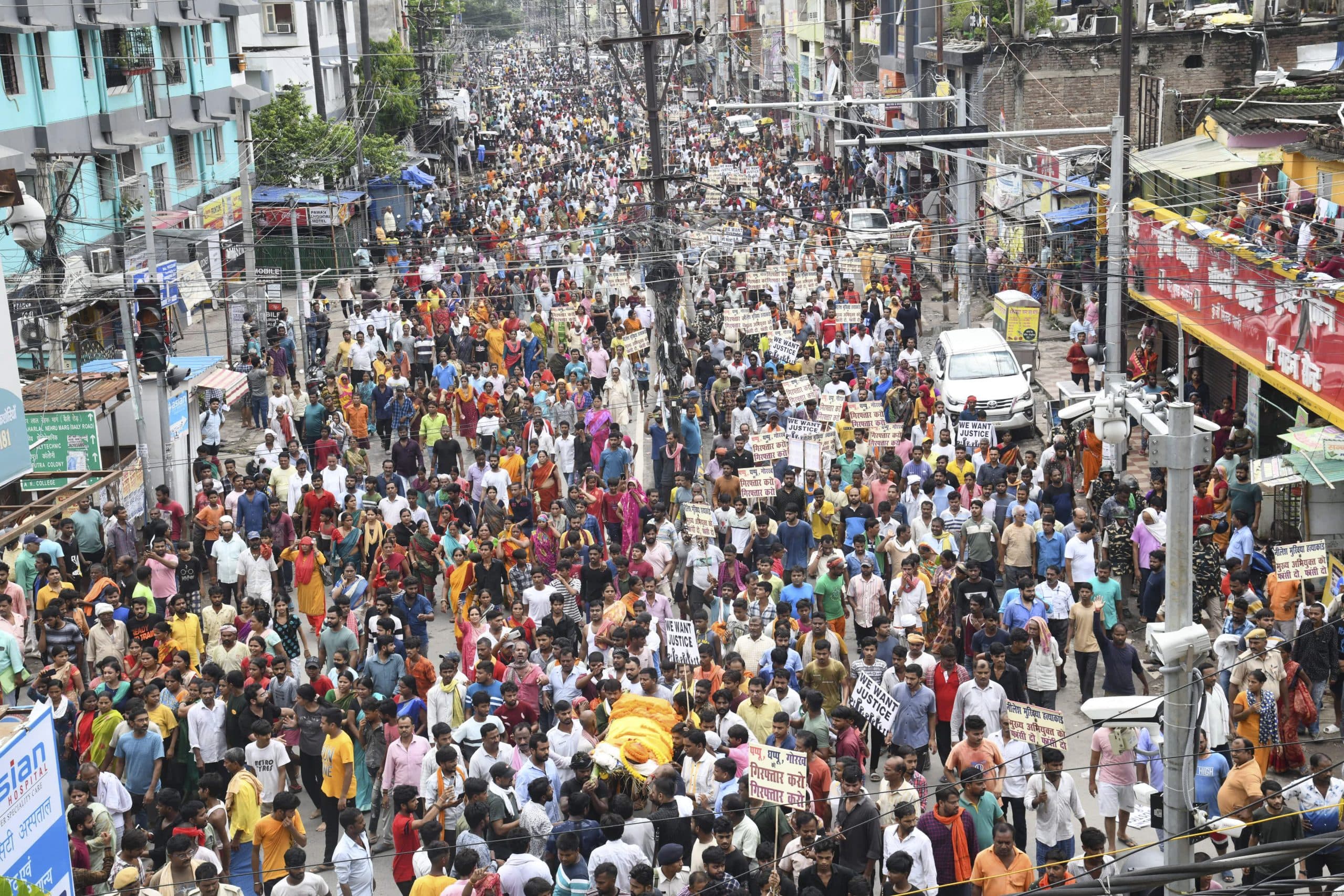 पटना में निलेश मुखिया की मौत के बाद तनाव, समर्थकों ने टायर जला घंटों किया प्रदर्शन, छावनी में तब्दील हुआ इलाका