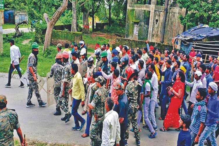 सिंदरी में उपद्रव, पत्थर व लाठी-डंडे से हमले में तीन थानेदार घायल