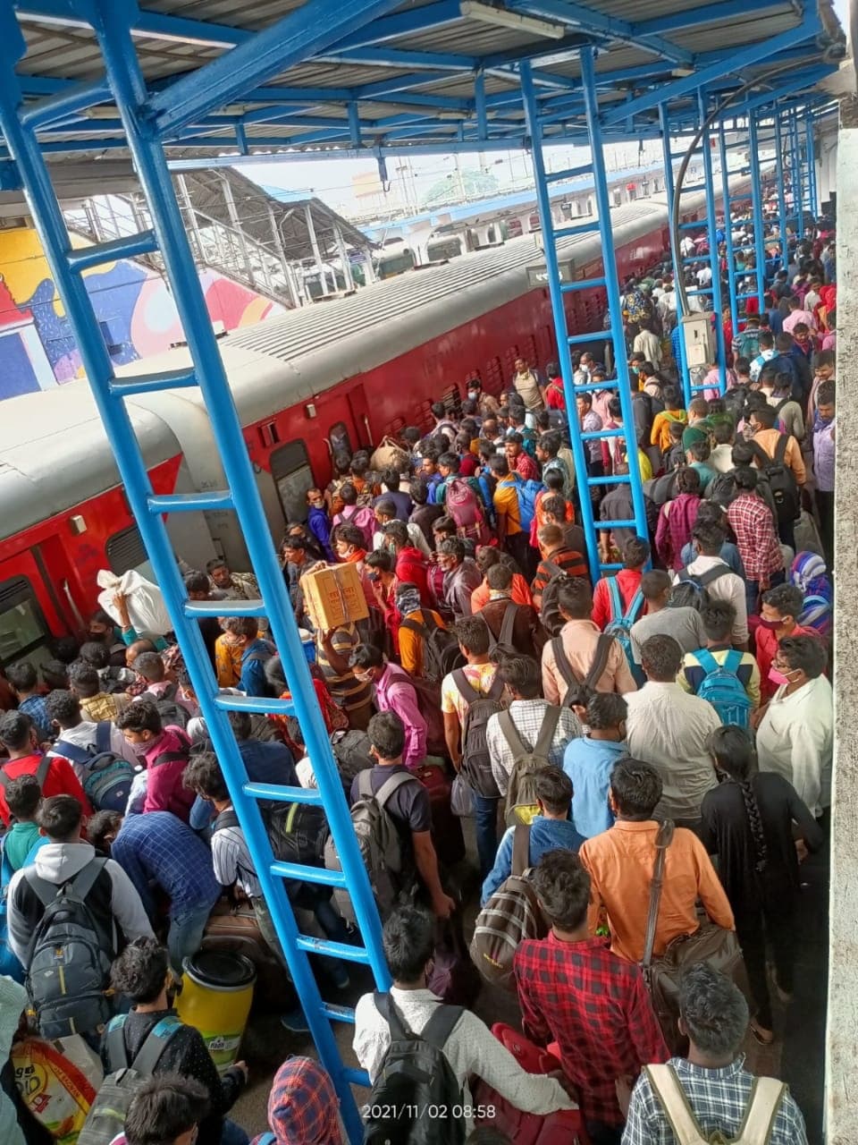 बस और रेल में सीटें फुल, फ्लाइट के भी किराये आसमान पर, मुश्किल हुआ छठ पर बिहार आना