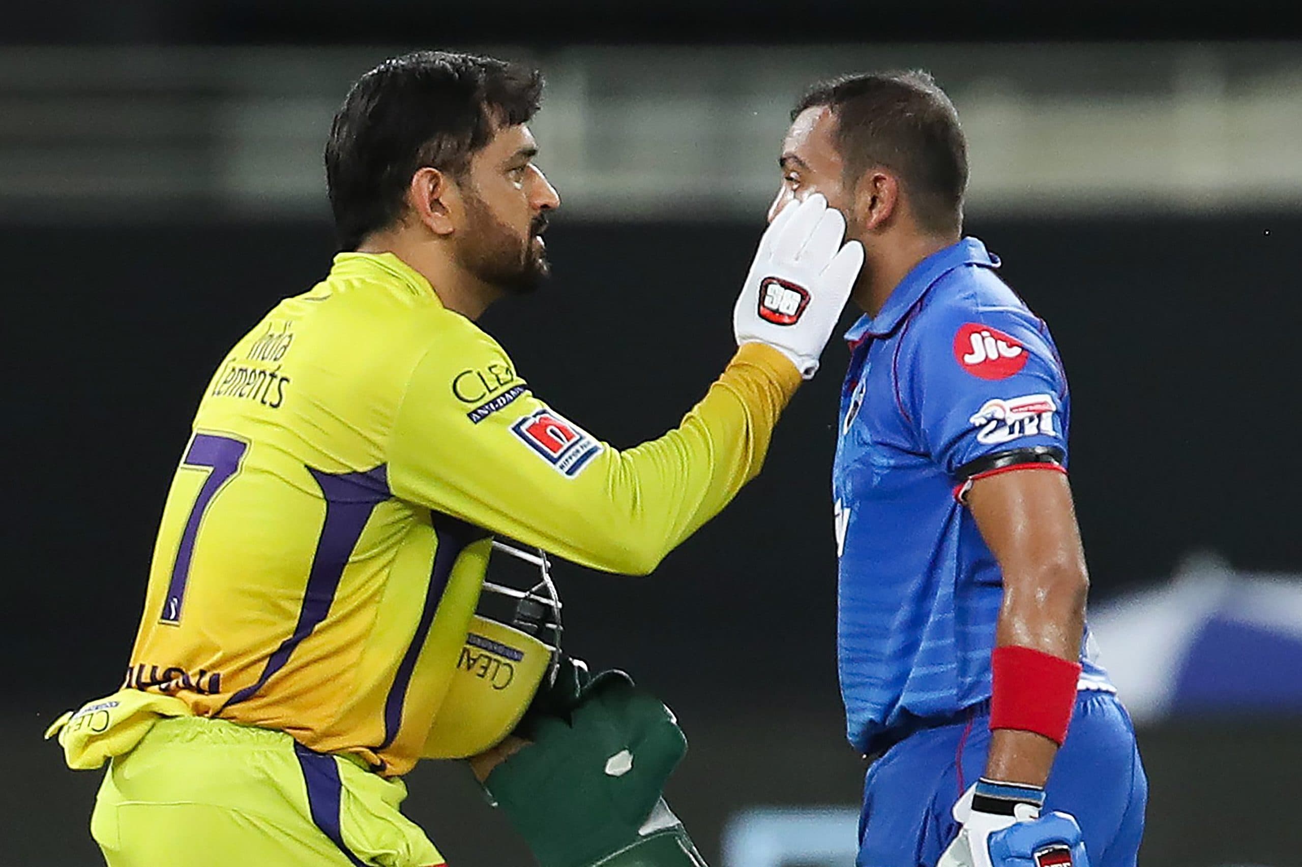 IPL 2020 CSK vs DD: जब धौनी ने दिखायी खेल भावना, क्रीज पर पृथ्वी की आंखों को किया साफ