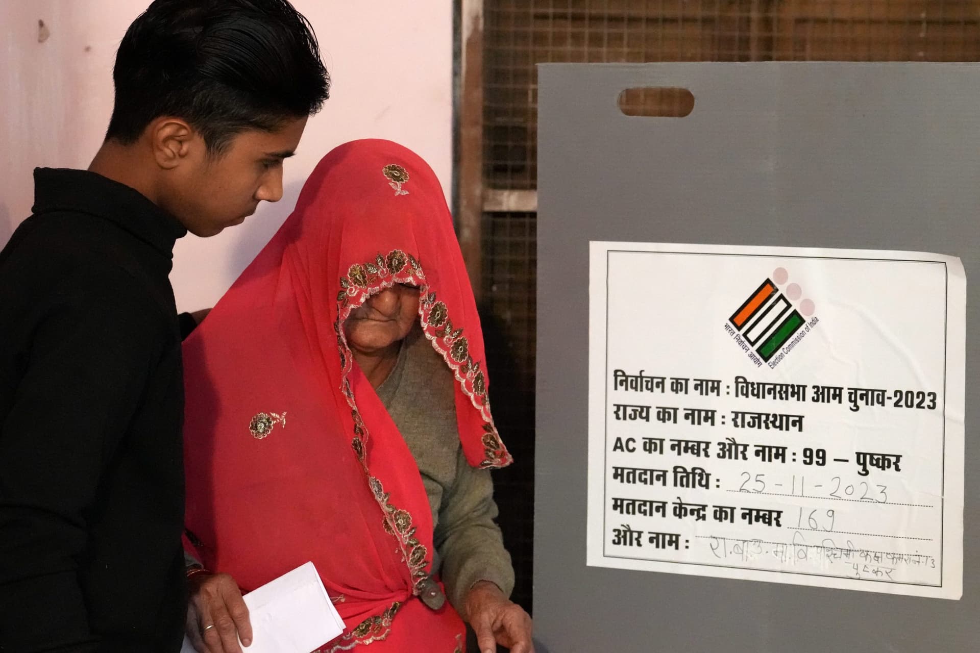 Rajasthan Election: рд░рд╛рдЬрд╕реНрдерд╛рди рдореЗрдВ рдХрд┐рд╕рдХреА рд╕рд░рдХрд╛рд░? рд╡реЛрдЯ рдбрд╛рд▓рдиреЗ рдкрд╣реБрдВрдЪреЗ рдиреЗрддрд╛рдУрдВ рдХреЗ рдЕрдкрдиреЗ-рдЕрдкрдиреЗ рджрд╛рд╡реЗ
