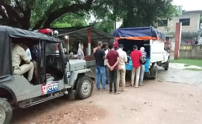 संक्रमित मरीज के घर से जुड़ने वाले रास्ता सील