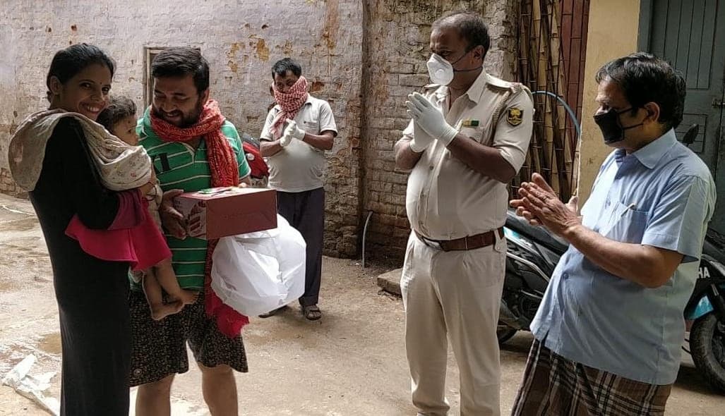 हैलो सर, आज मेरी बेटी का बर्थडे है, केक के लिए रो रही है...और फिर केक लेकर घर पहुंचे पुलिस अंकल