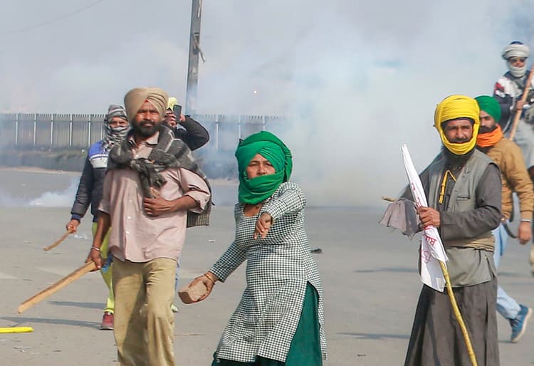 Farmer Tractor Parade Violence : हरियाणा में हाई अलर्ट, इंटरनेट सेवा बंद,बोले राकेश टिकैत-हिंसा के पीछे असामाजिक तत्व