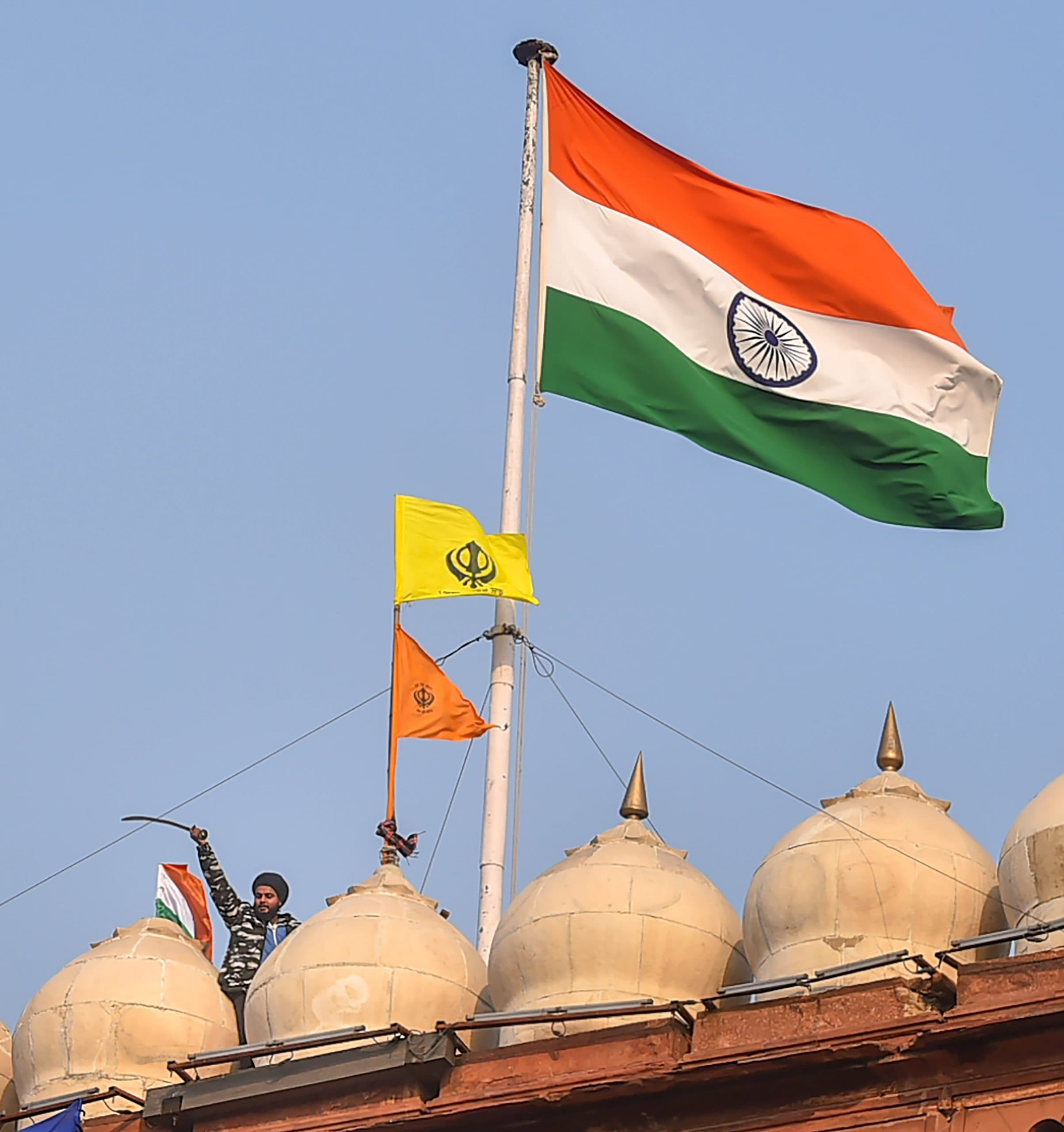 Farmers Tractor Rally Violence : BJP ने कहा- 'हम इन्हें अन्नदाता कह रहे थे, ये तो उग्रवादी निकले', राहुल गांधी ने किया ये ट्वीट