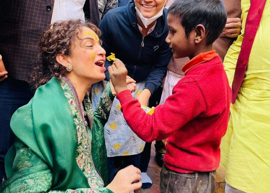 Kangana Ranaut: बांके बिहारी के दरबार में कंगना को देखने फैंस की भीड़, बच्चे के साथ क्वीन बनीं बच्ची