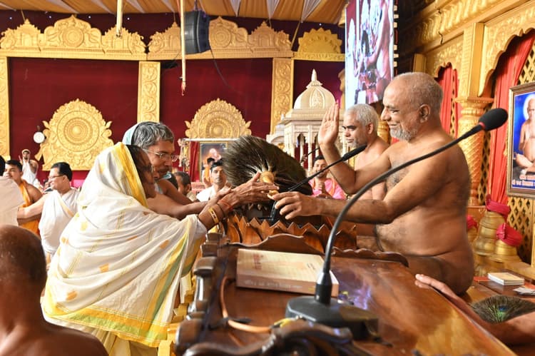 गिरिडीह : तीन जैन मुनियों का हुआ पिच्छिका परिवर्तन, द्धालुओं ने मुनिश्री संध को नयी पिच्छिका प्रदान किया