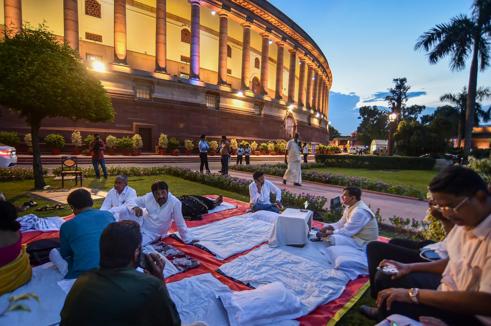 निलंबित सांसदों का 50 घंटे तक धरना जारी, दही-चावल से लेकर ‘गाजर के हलवे' तक की व्यवस्था, देखें वीडियो