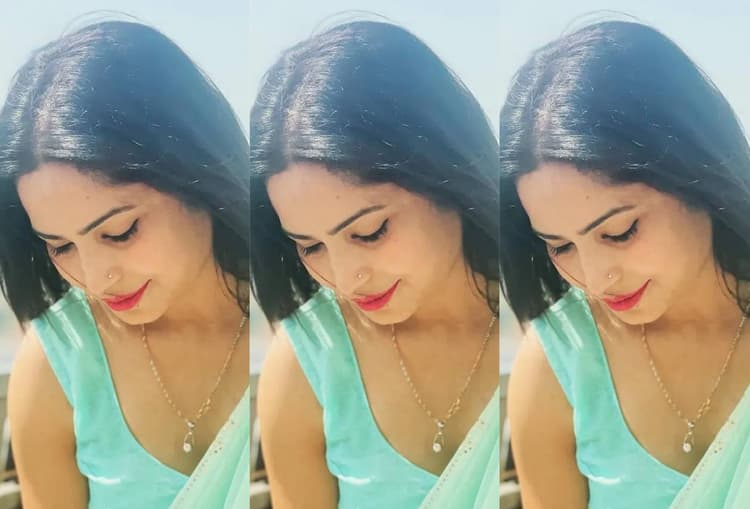 UP Election 2022: पीली साड़ी वाली मैडम के साथ सेल्फी लेने की होड़, लखनऊ के इस बूथ पर दिखा खास नजारा