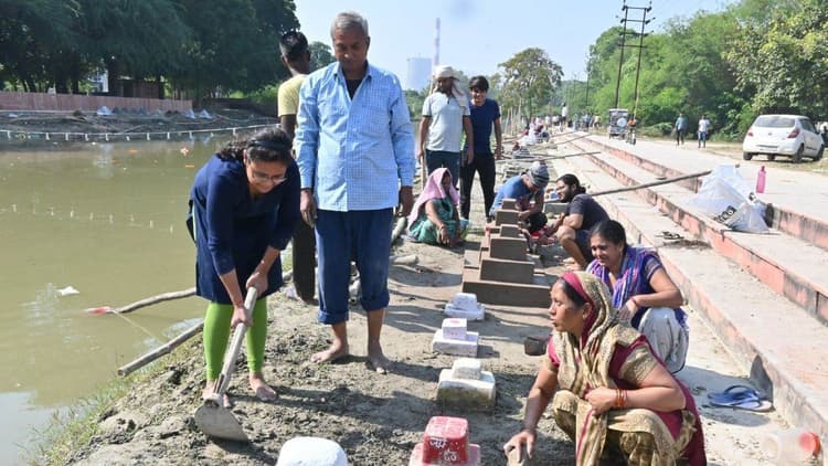 Kanpur : गंदगी से भरे छठ घाटों पर भारी अवस्था और जंगली घास...