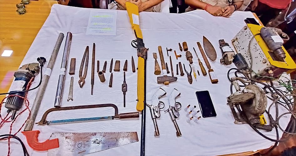 सीतामढ़ी में मिनी गन फैक्ट्री का खुलासा, संचालक समेत तीन गिरफ्तार, दो कट्टा, कारतूस समेत कई हथियार बरामद