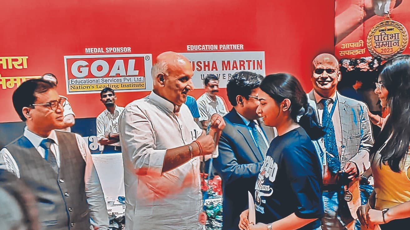 प्रभात खबर प्रतिभा सम्मान: अतिथियों ने छात्रों को किया प्रेरित, कहा-बुद्धिमत्ता के साथ अच्छे इंसान बनें