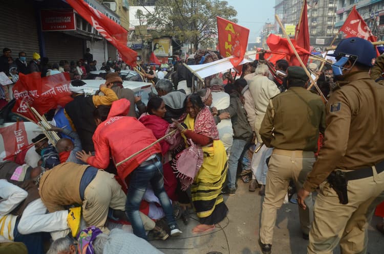 पटना में पुलिस का लाठीचार्ज, तस्वीरों में देखें- सड़क पर भागते-गिरते और गिड़गिड़ाते किसान