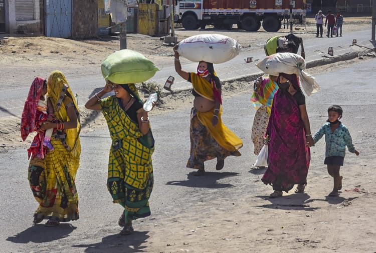 Coronavirus Lockdown : पैदल चल रहे श्रमिकों को उत्तर प्रदेश सीमा तक छोड़ने के लिए राजस्थान रोडवेज ने भेजी 110 बसें