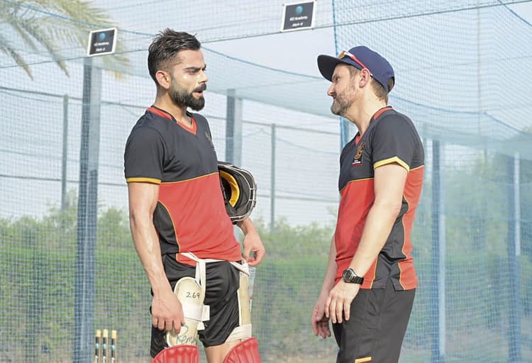 IPL 2020 : हाथ में बल्ला थामे विराट कोहली के चेहरे पर डर, जानें आखिर क्यों