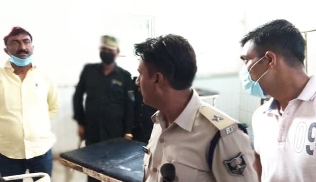 राइफल साफ करने के दौरान भाजपा नेता के बेटे को लगी गोली, युवक की मौत के बाद परिजनों ने किया अस्पताल में हंगामा