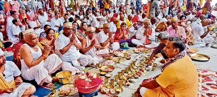 पितृपक्ष मेला: दूसरे दिन एक लाख श्रद्धालुओं ने किया पिंडदान, पिंडदानी और पंडों के रूप में सुरक्षाकर्मी तैनात