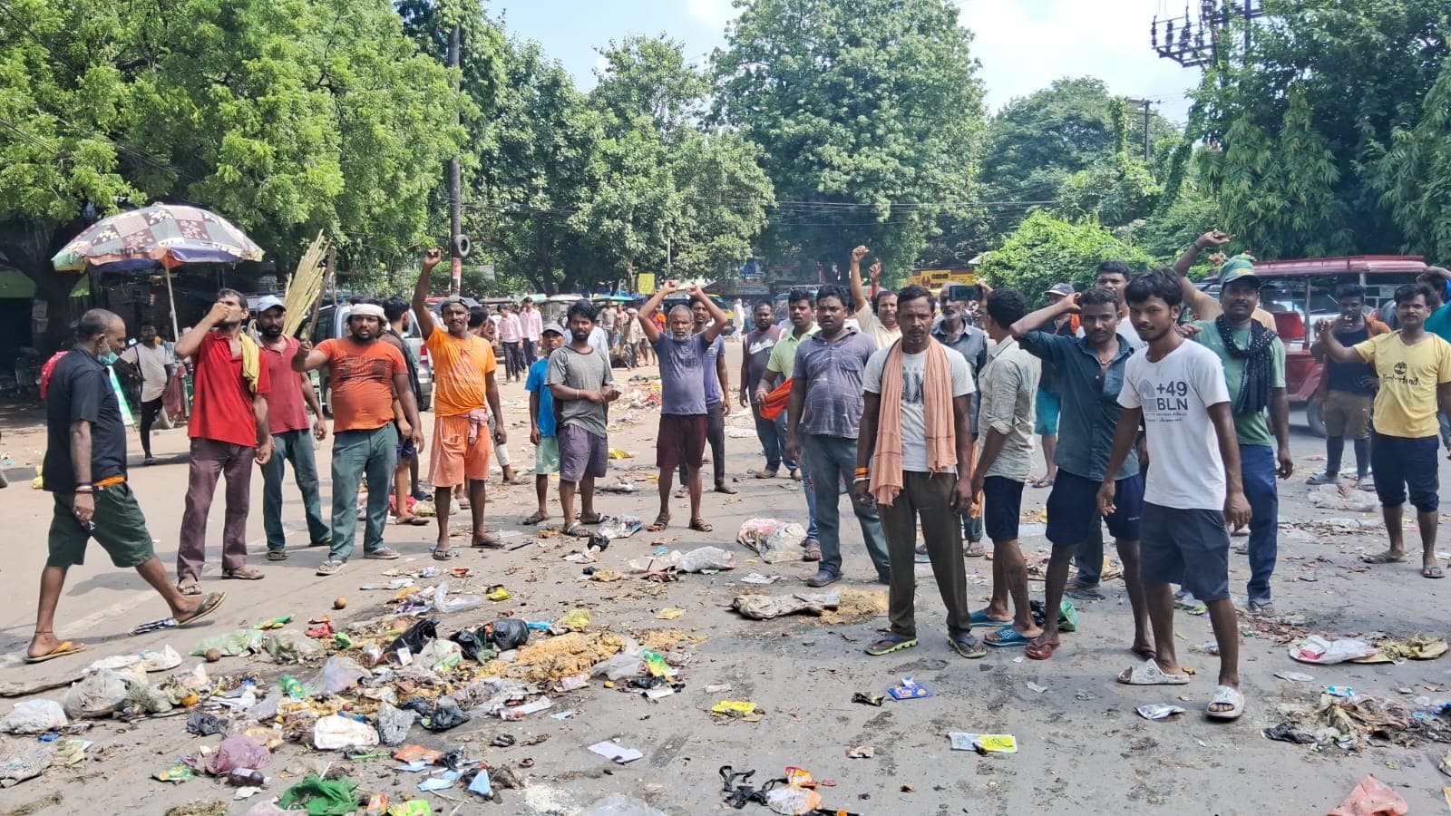 हड़तालियों ने काम कर रहे साथियों को पहनाया जूते की माला, चेहरे पर डाली गंदगी, पटना नगर निगम ने कराया एफआइआर