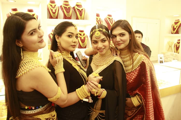 PHOTOS: दिल्ली में सजा ज्वेलरी का बाजार, देखें बेहतरीन आभूषणों का अद्भुत नजारा