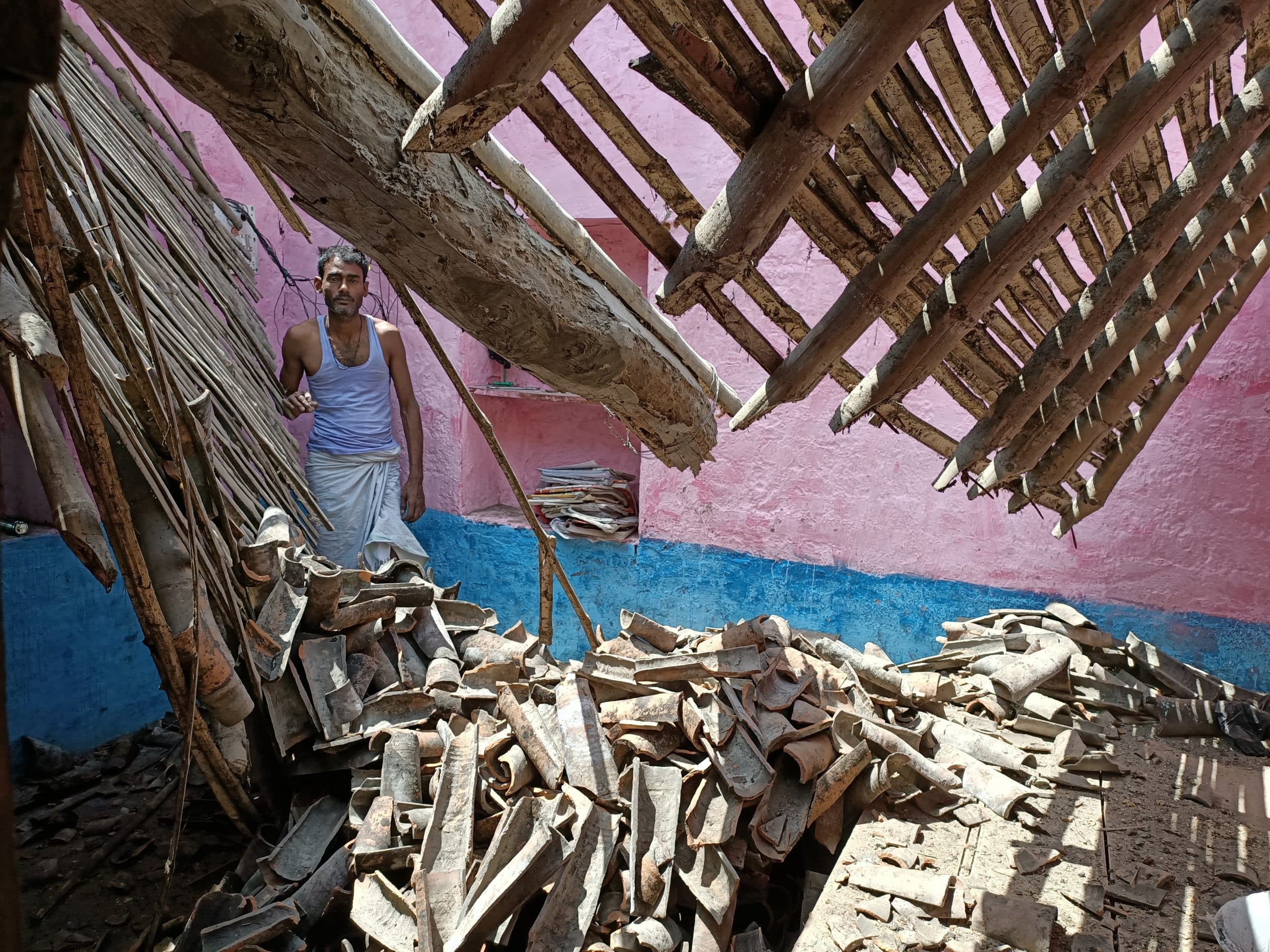 अचानक गिरा घर, बाल-बाल बचे परिवार के लोग