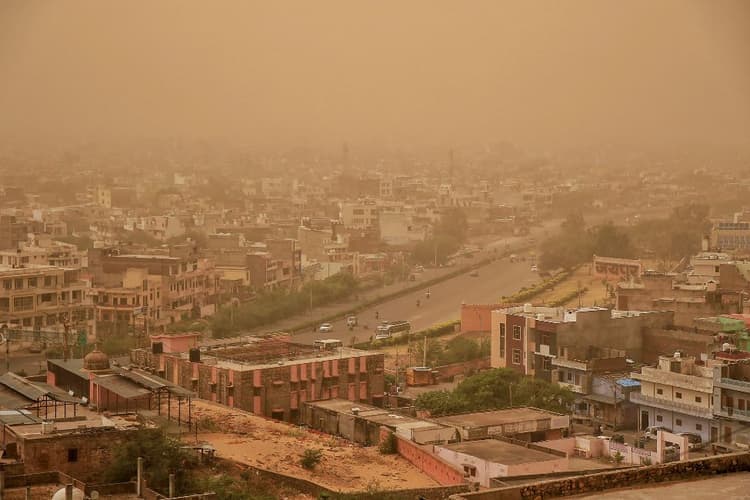 Weather Forecast: देश में ठंड की दस्तक, कई इलाकों में हो सकती है बारिश, दिल्ली में वायु की गुणवत्ता बेहद खराब