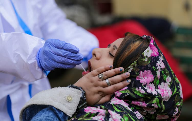 कोरोना वायरस के बढ़ते हुए मामलों को देखते हुए बंगाल सरकार ने यूके से आने वाले फ्लाइट्स पर रोक लगायी