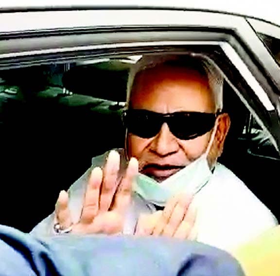 आंखों का ऑपरेशन कराकर पटना लौटे सीएम नीतीश कुमार, कहा- सब कुछ ठीक है आंखों का ऑपरेशन कराकर पटना लौटे सीएम नीतीश कुमार, कहा- सब कुछ ठीक है