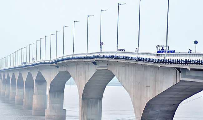 विक्रमशिला सेतु पर गड्ढे इतने बड़े कि एक फीट तक उछल जाती हैं गाड़ियां, मगर चैन की नींद सो रहा प्रशासन