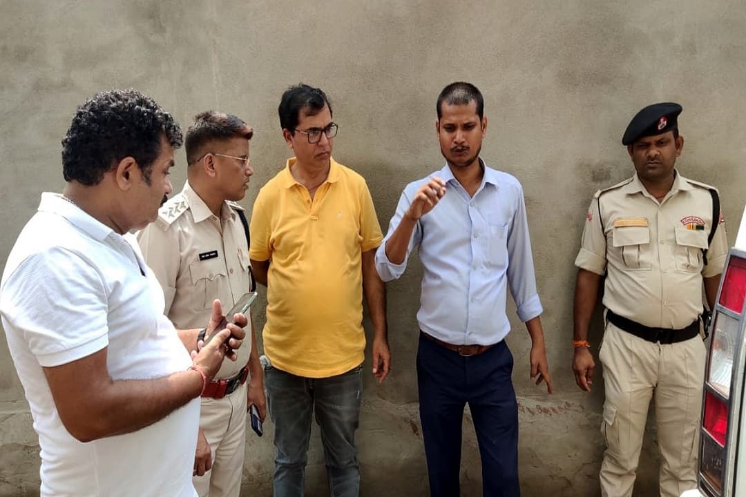 Bihar News: मुजफ्फरपुर में अपराधियों से भिड़ा कपड़ा शो रूम का स्टाफ, लूटने से बचाए 16 लाख रुपये