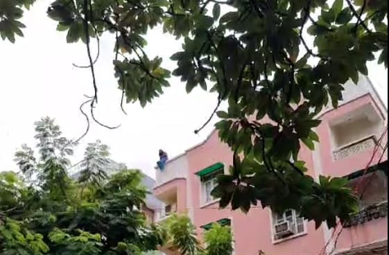 पटना में छात्रा ने अपार्टमेंट की चौथी मंजिल से लगाई छलांग, नीचे खड़े युवक ने फिल्मी अंदाज में बचाई जान