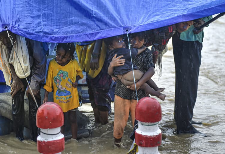 Weather LIVE Updates: राजस्थान में कल हो सकती है भारी बारिश