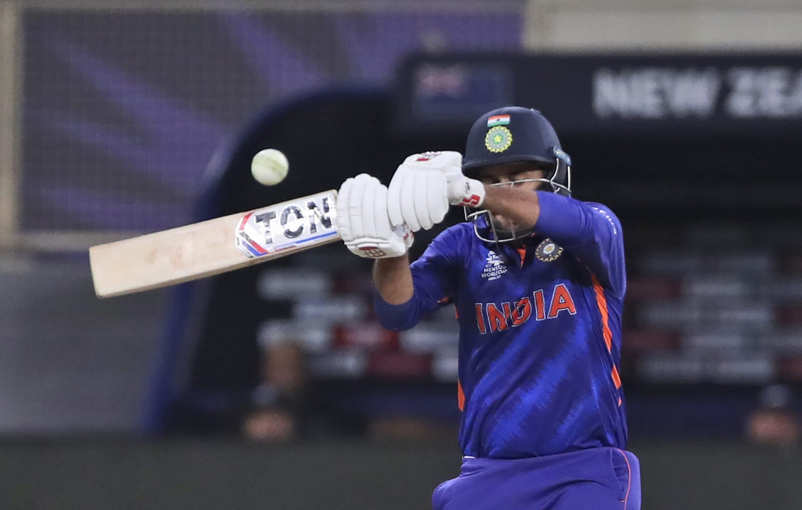 IND vs NZ : टीम इंडिया के खराब प्रदर्शन पर फूटा फैंस का गुस्सा, IPL बैन की उठी मांग, निशाने पर कोहली और धोनी