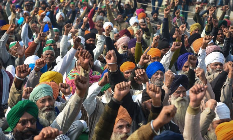 Farmers Protest : उग्र हुआ किसान आंदोलन, प्रदर्शनकारियों पर पुलिस ने की पानी की बौछार, आंसू गैस के गोले दागे