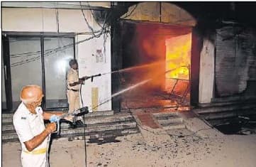 मुजफ्फरपुर में आधी रात को होटल में लगी आग, 26 कमरों में फंसे थे 45 लोग, चार छत से कूदे