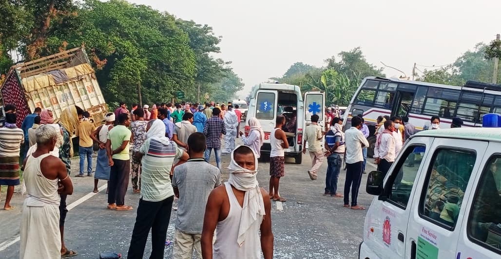 समस्तीपुर के उजियारपुर में बस-ट्रक में भीषण टक्कर, दो लोगों की मौत, दो दर्जन जख्मी