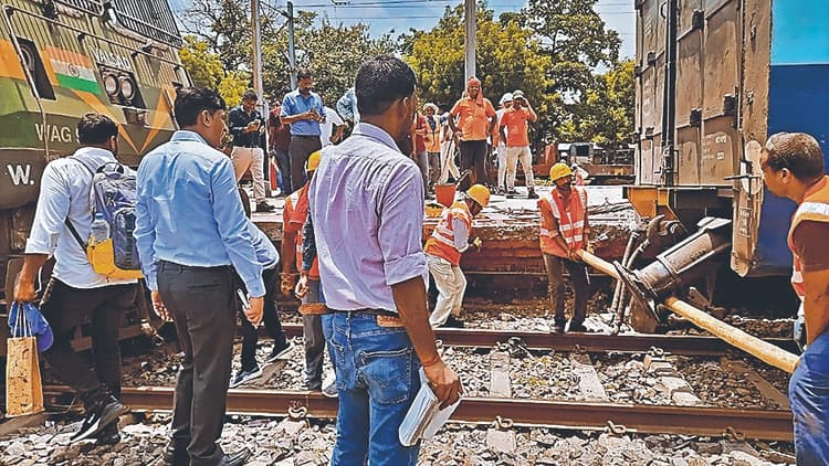 बिहार में टला बड़ा रेल हादसा, आरा-बक्सर रेलखंड पर ट्रेन के इंजन व बोगी का बंफर टूटने से मची अफरा-तफरी