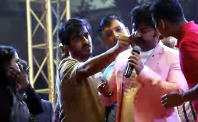 भोजपुरी स्टार पवन सिंह पर शो के दौरान हमला, सिर में लगी चोट, बाल बाल बचे