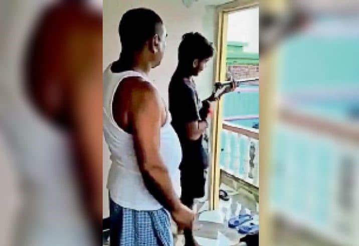Bihar News: लड़के को फायरिंग करना सिखा रहे थे पूर्व विधायक सह JDU नेता, वीडियो वायरल होने के बाद बुरे फंसे