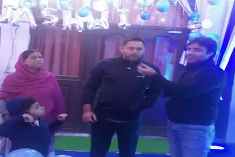 Tejashwi Yadav Birthday: 31 साल के हुए तेजस्वी, आधी रात को मां राबड़ी के साथ काटा बर्थ डे केक, बधाई देनेवालों की लगी कतार Tejashwi Yadav Birthday: 31 साल के हुए तेजस्वी, आधी रात को मां राबड़ी के साथ काटा बर्थ डे केक, बधाई देनेवालों की लगी कतार