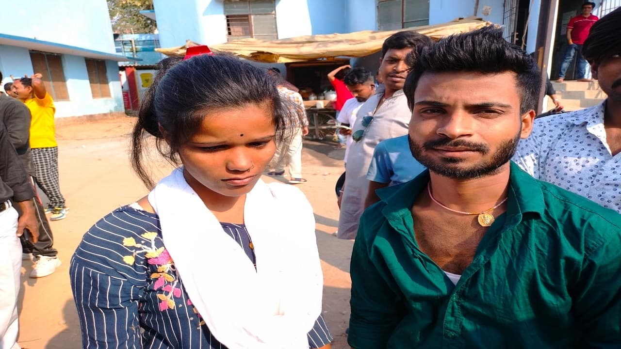 रॉन्ग नंबर पर हुआ प्यार, भागकर की शादी, घरवालों ने किया विरोध तो बोली: नहीं छोड़ सकती कभी, मैंने टैटू कराया है रॉन्ग नंबर पर हुआ प्यार, भागकर की शादी, घरवालों ने किया विरोध तो बोली: नहीं छोड़ सकती कभी, मैंने टैटू कराया है